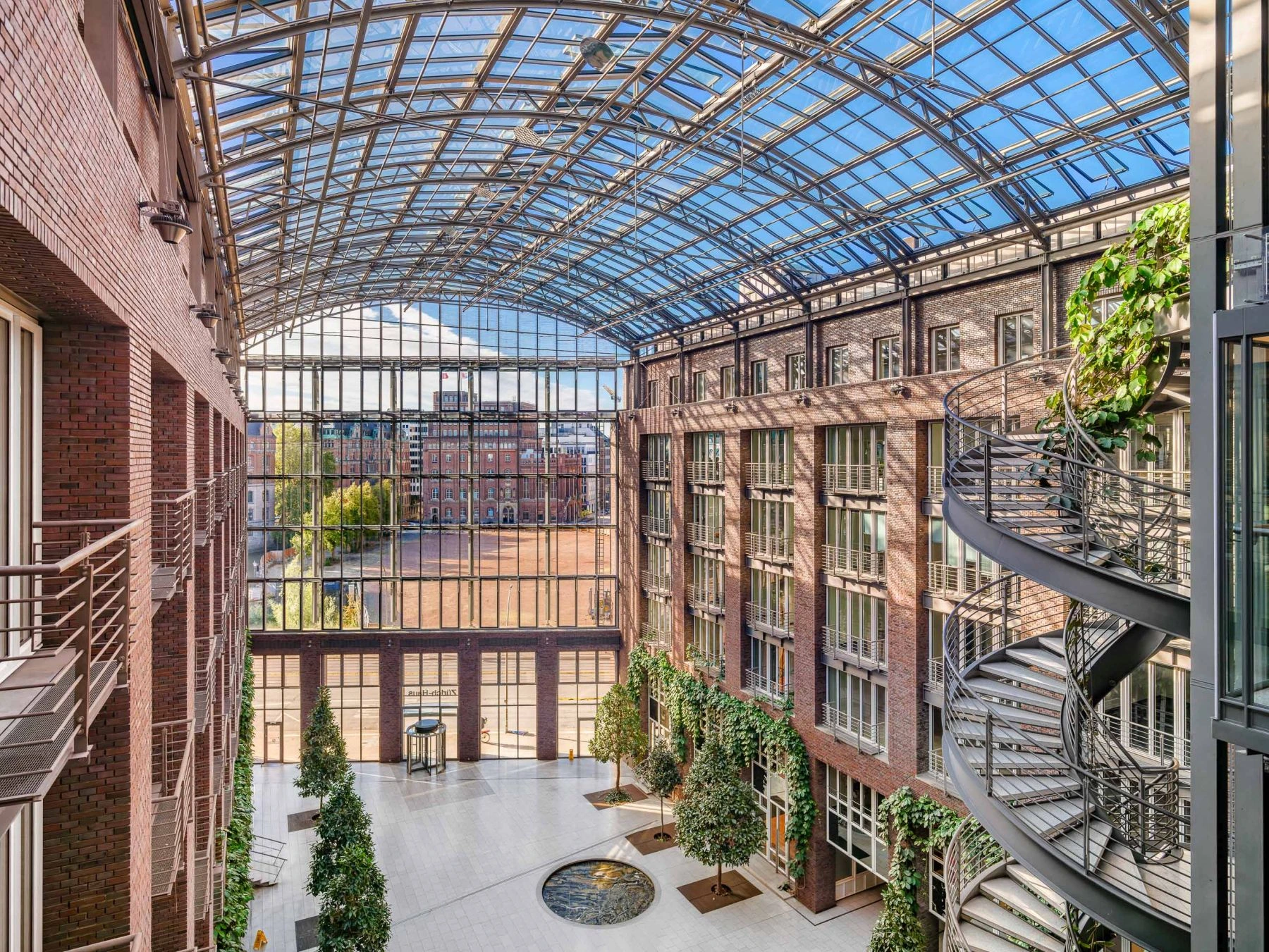 Lichtdurchflutetes Atrium im Zurichhaus in der Hamburger Innenstadt