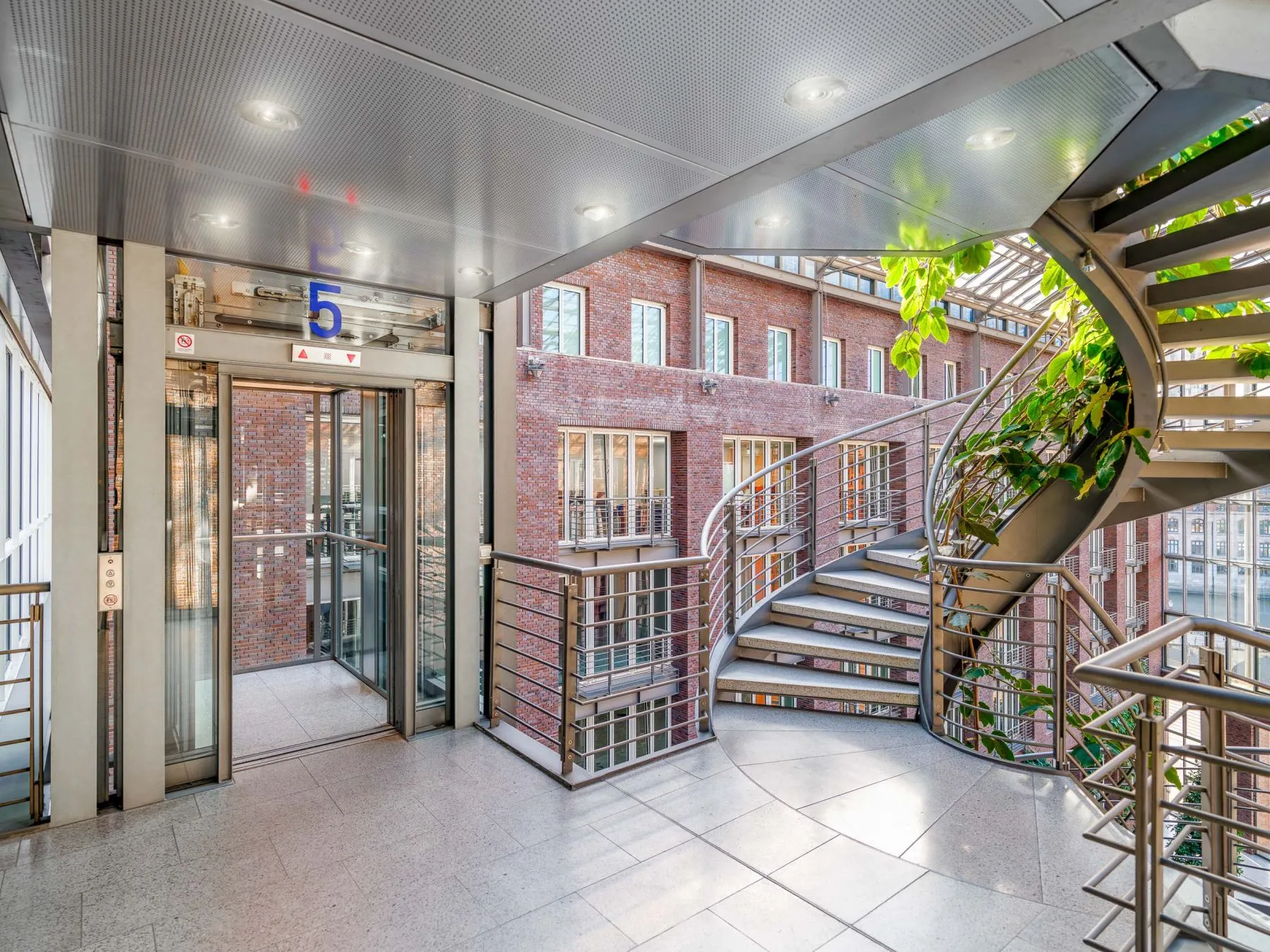 Innenansicht des Zurichhauses in Hamburg – moderner Bildungsstandort