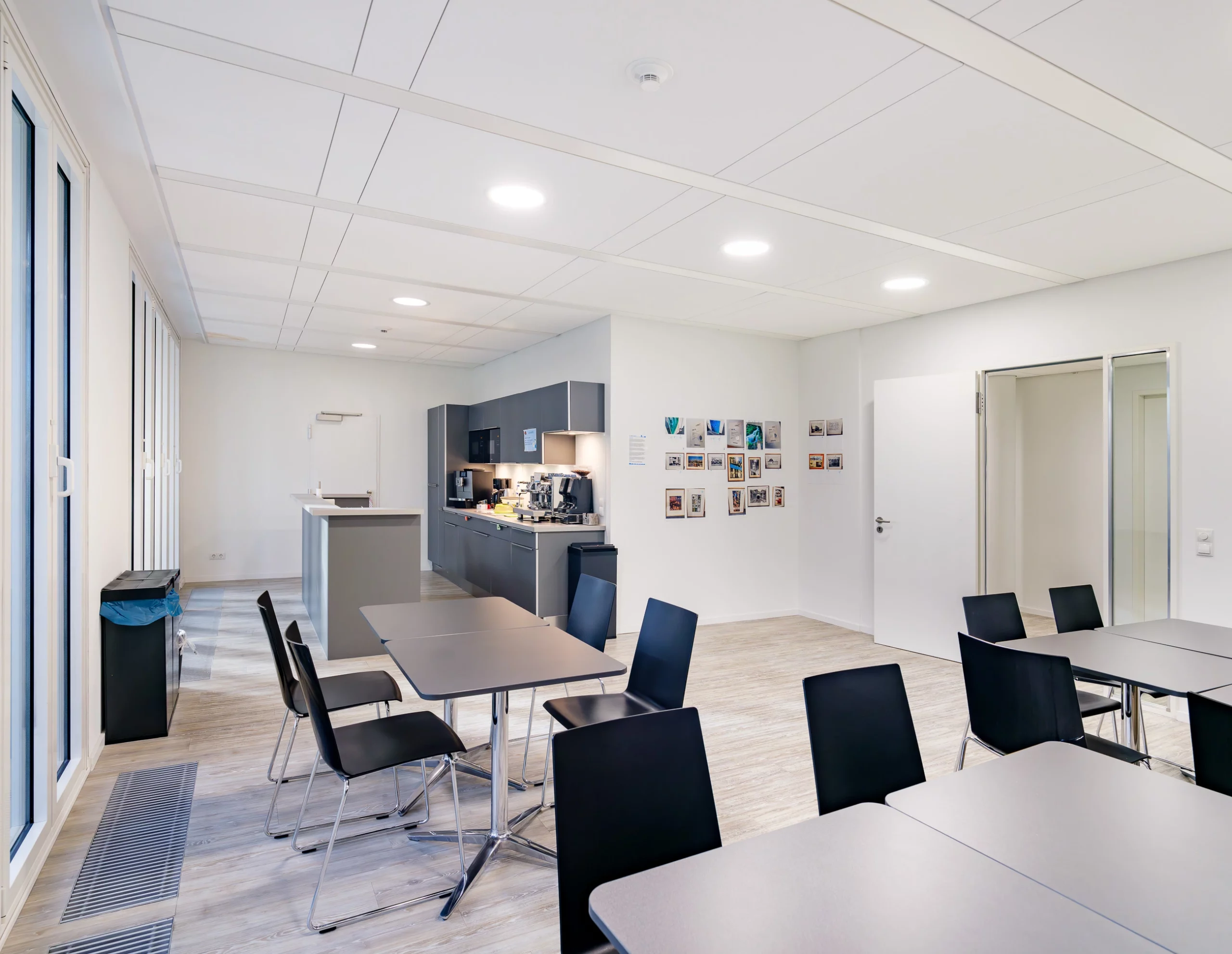 Aufenthalts- und Kommunikationsbereich im neuen Hamburger Standort der NORDAKADEMIE