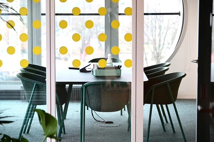 Konferenzraum mit Glaswand