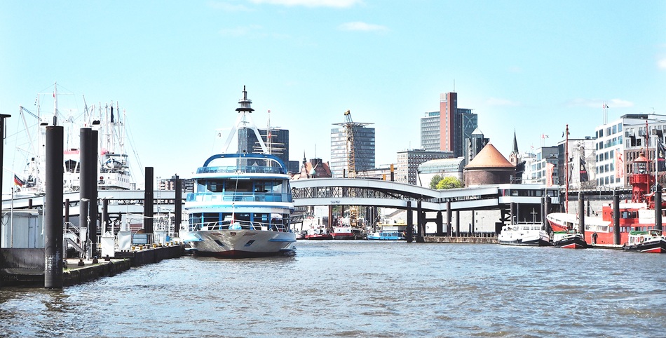 Panoramablick auf die Hamburger HafenCity mit Elbe, Fähren und moderner Skyline – zentrale Lage für innovative Bürostandorte.