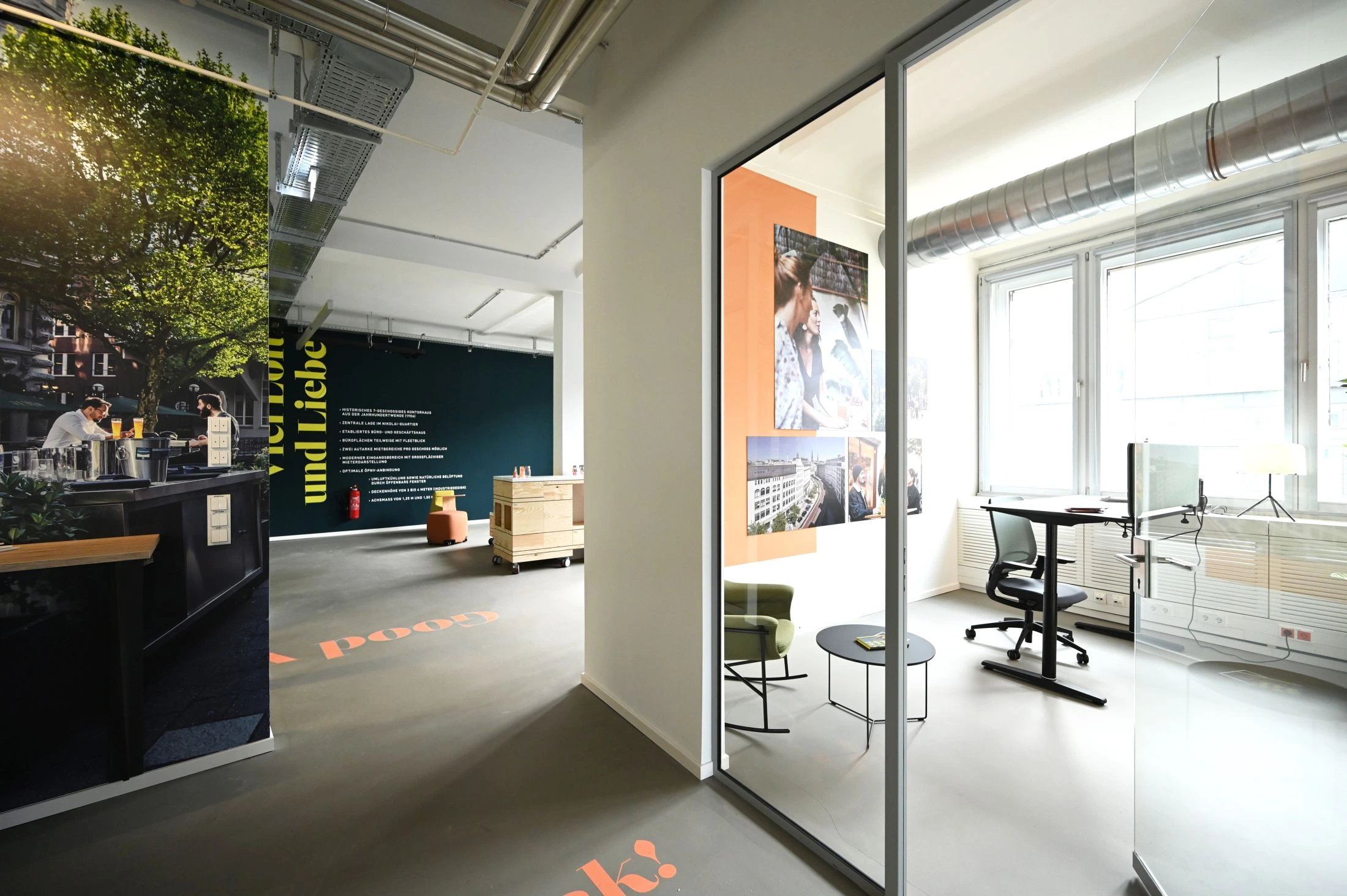 Modernes Büro im Loftkontor Hamburg mit Glaswänden, kreativer Meetingzone und heller Arbeitsfläche.