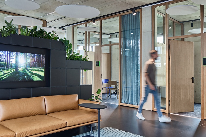 Moderne Loftbürofläche mit Lounge, Glastrennwänden und natürlichen Materialien in Hamburg-Ottensen – ideal für kreative Teams und fokussiertes Arbeiten.