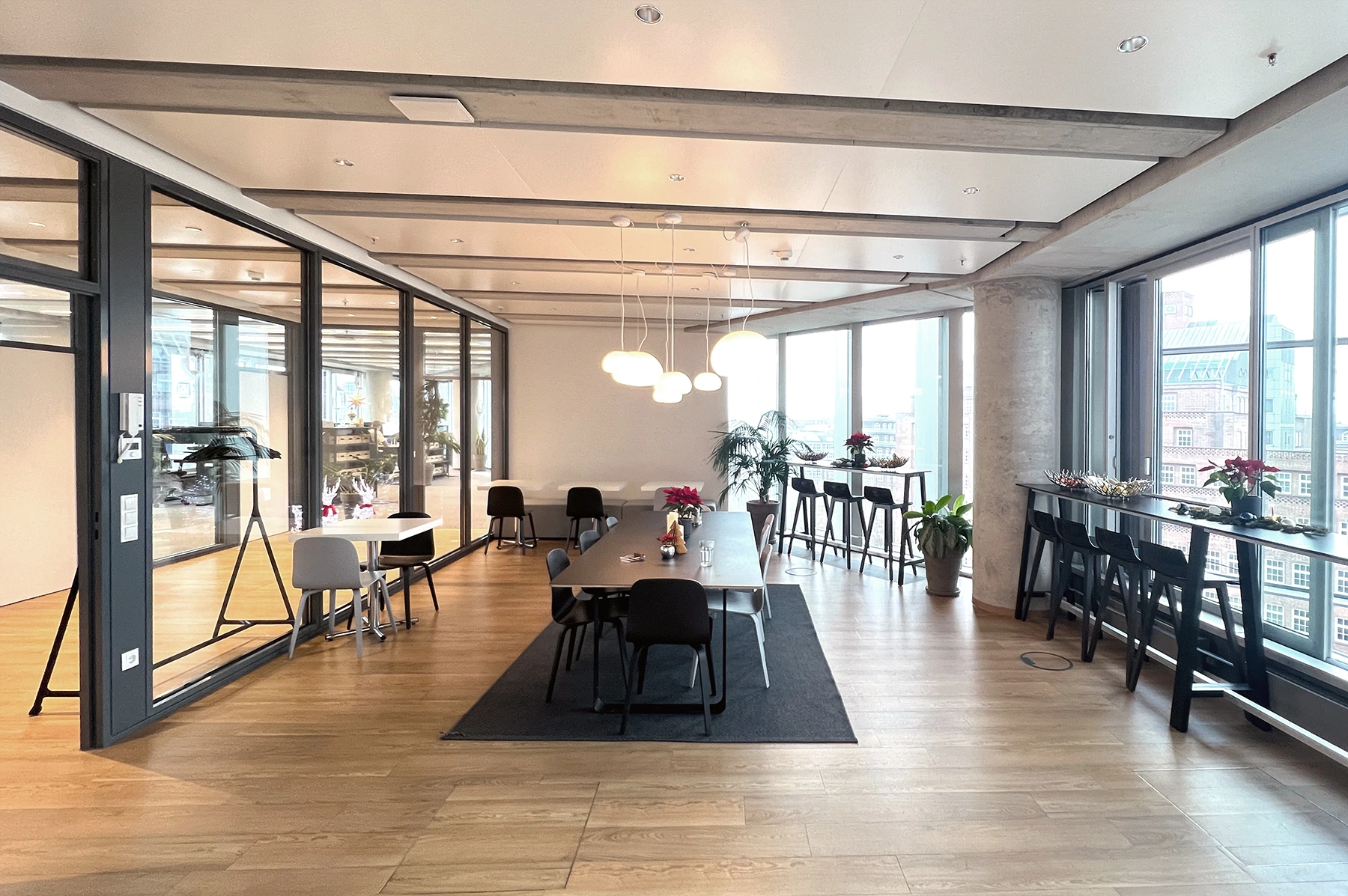 Büro mit community-Bereich