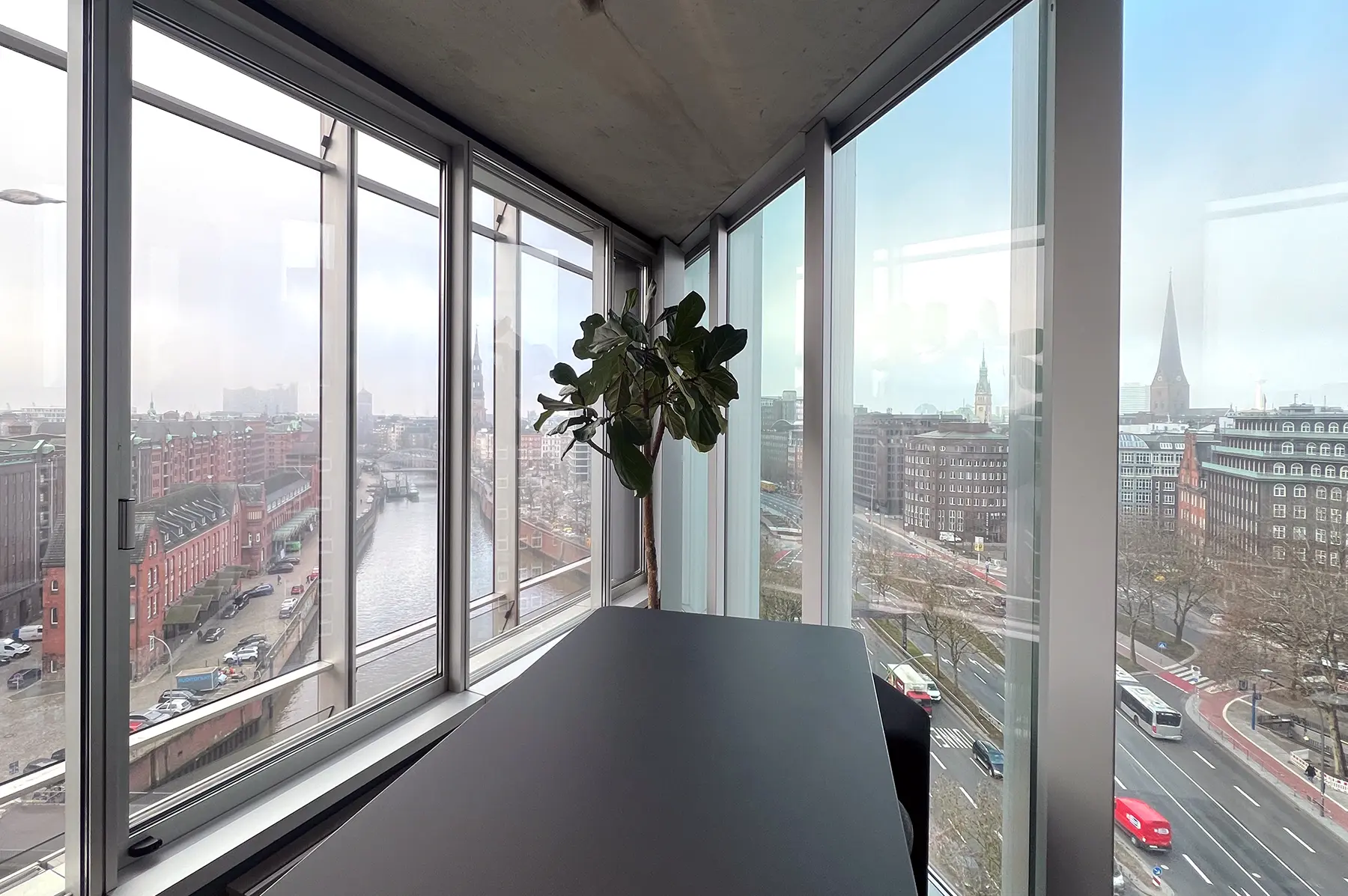 Ausblick auf Elbe und Speicherstadt