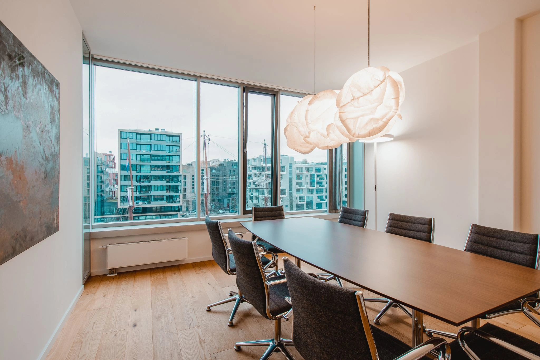 Moderner Besprechungsraum von Maturus Finance am Sandtorkai in der Hamburger HafenCity
