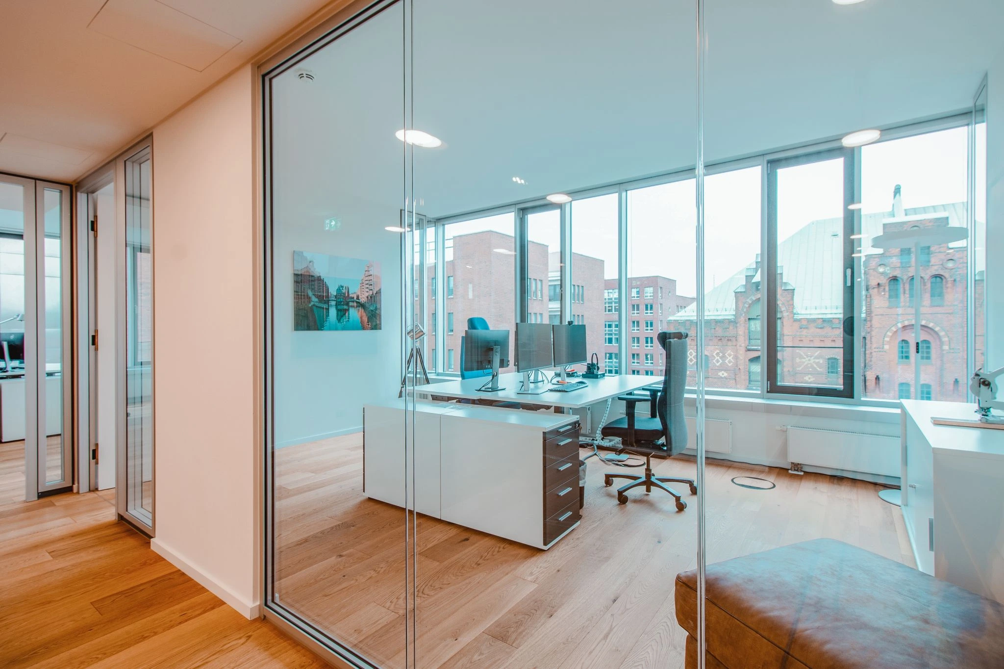 Modernes Doppelbüro mit Blick auf die Speicherstadt am Sandtorkai Hamburg