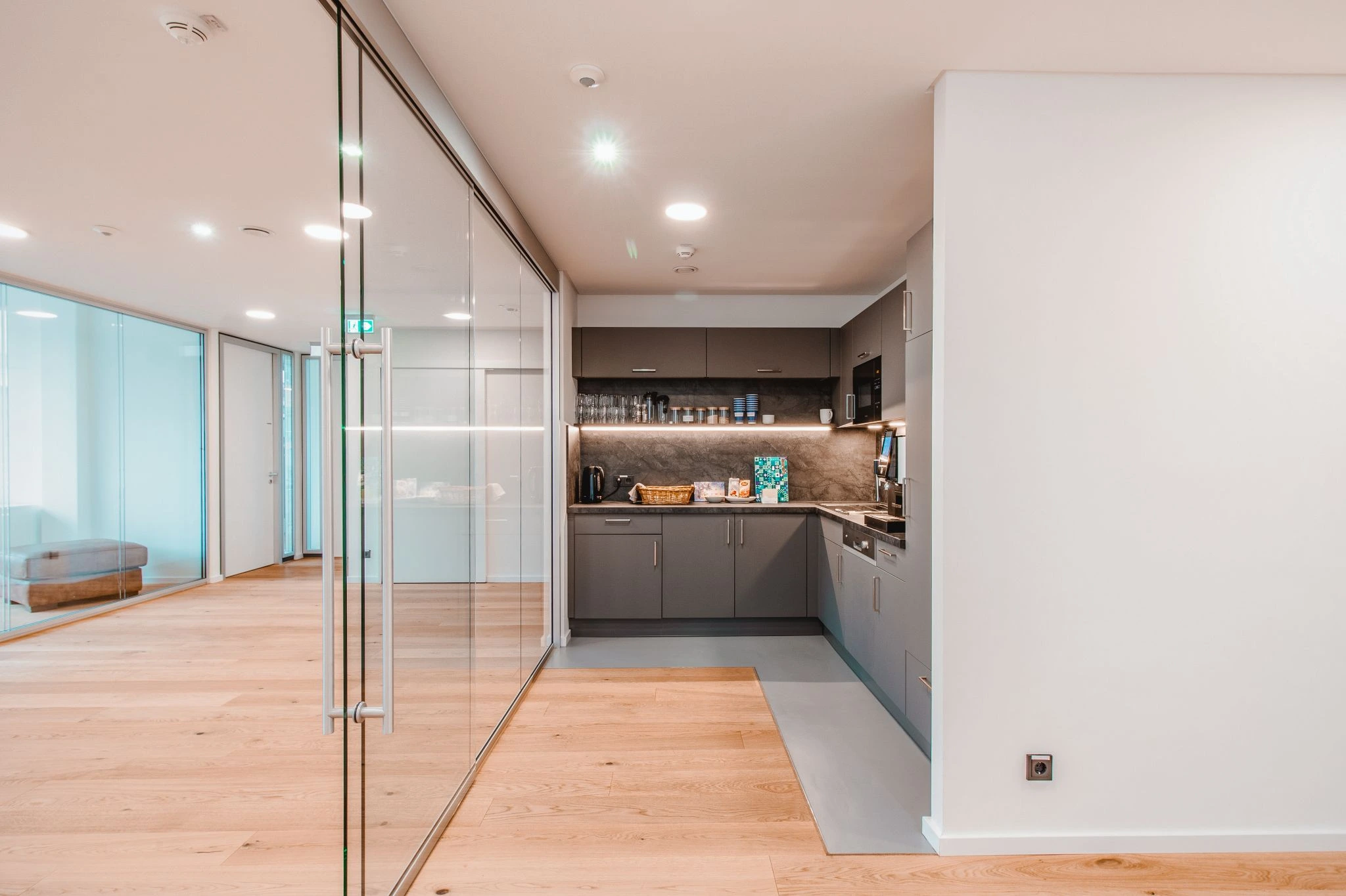 Moderne Büroküche und Aufenthaltsbereich bei Maturus Finance in Hamburg