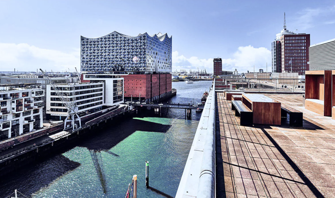 Dachterrasse mit Ausblick auf die Elbphilharmonie und Hafencity