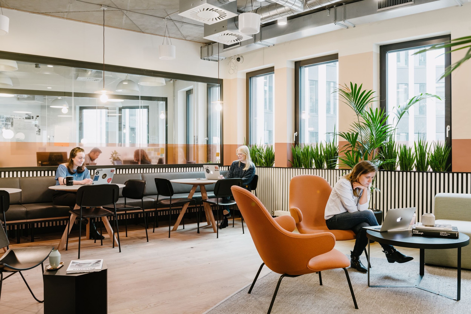 Helles, modernes Büro in Hamburg mit zeitgemäßem Design und ergonomischer Einrichtung – Beispiel moderner Arbeitswelten von hellomonday